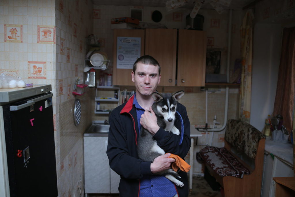 Сергей Кукушкин дома с собакой, которую хотела средняя дочь
