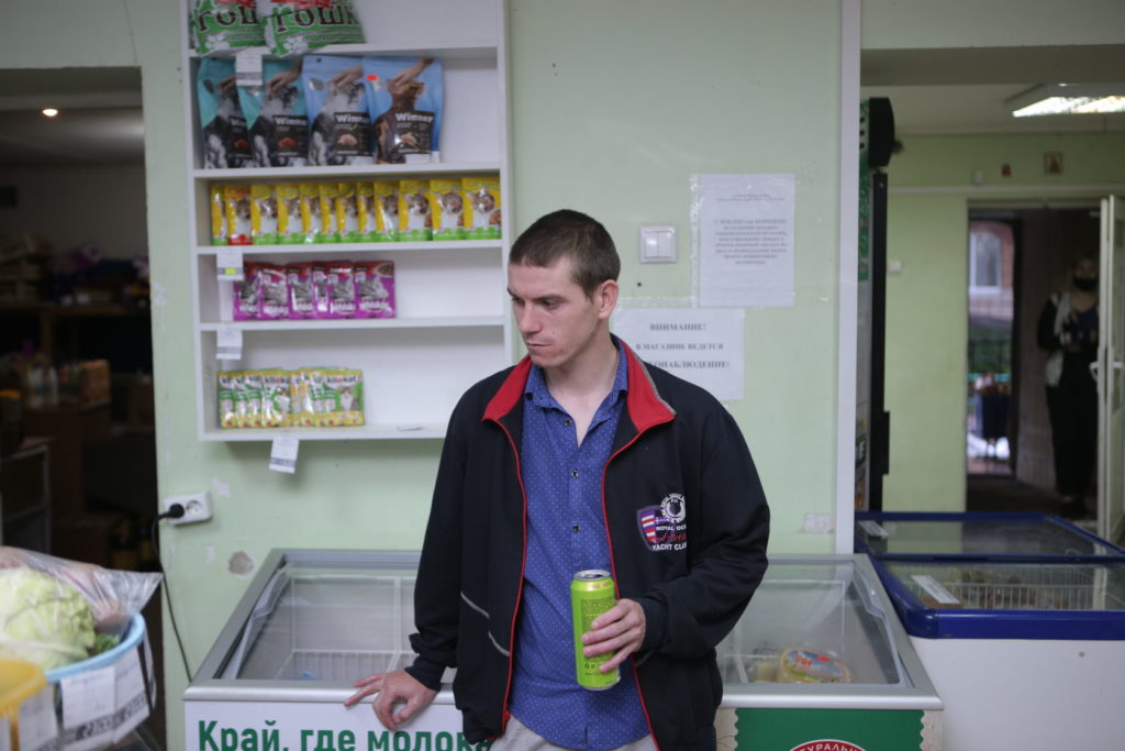 Сергей Кукушкин в магазине, его дом обыскали после обвинения в изнасиловании дочери