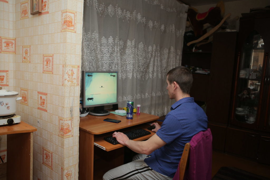 Сергей Кукушкин дома за компьютером, в истории браузера нашли просмотры порно