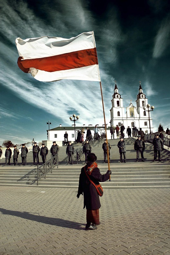 Фотография Нины Багинской с флагом независимой Беларуси