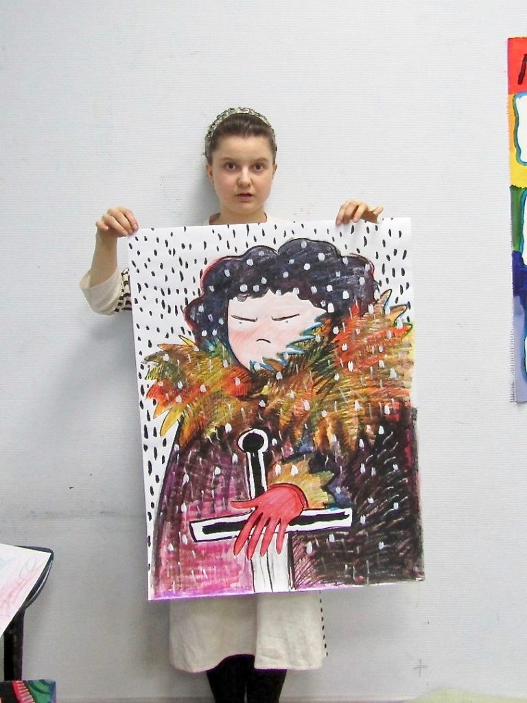 Фотография художницы Юлии Цветковой с картиной