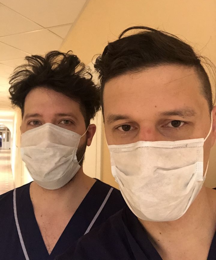 Олег Яковлев и Сергей Васильченко, которые пошли работать санитарами во время эпидемии коронавируса