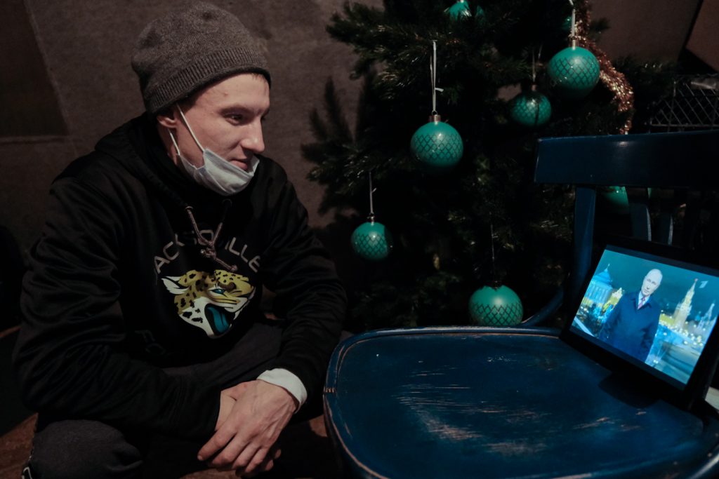 Бездомный смотрит новогоднее обращение Путина