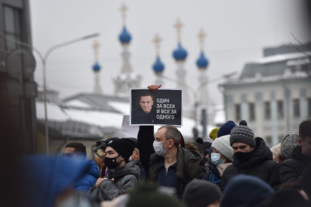 Плакат с Навальным на митинге