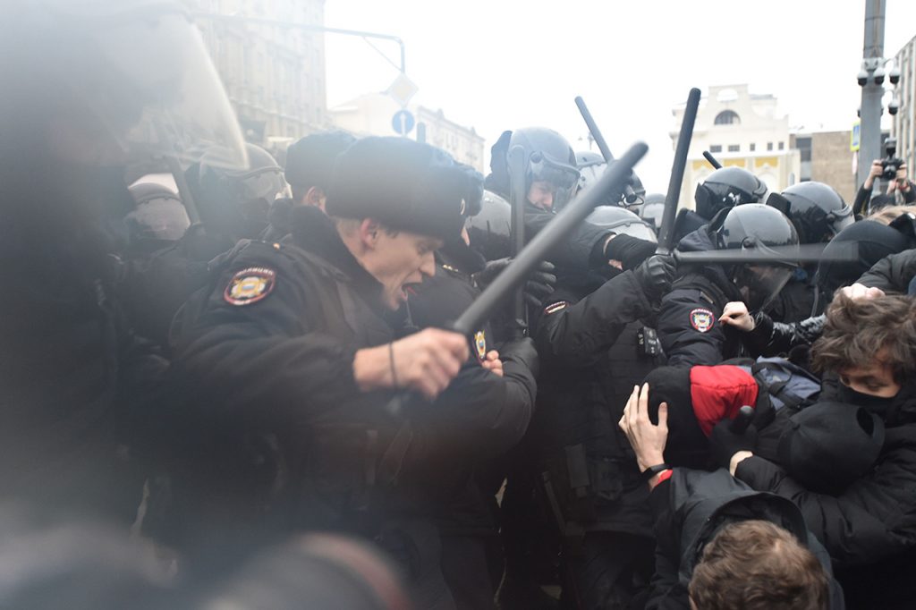 Полиция бьет дубинками протестующих