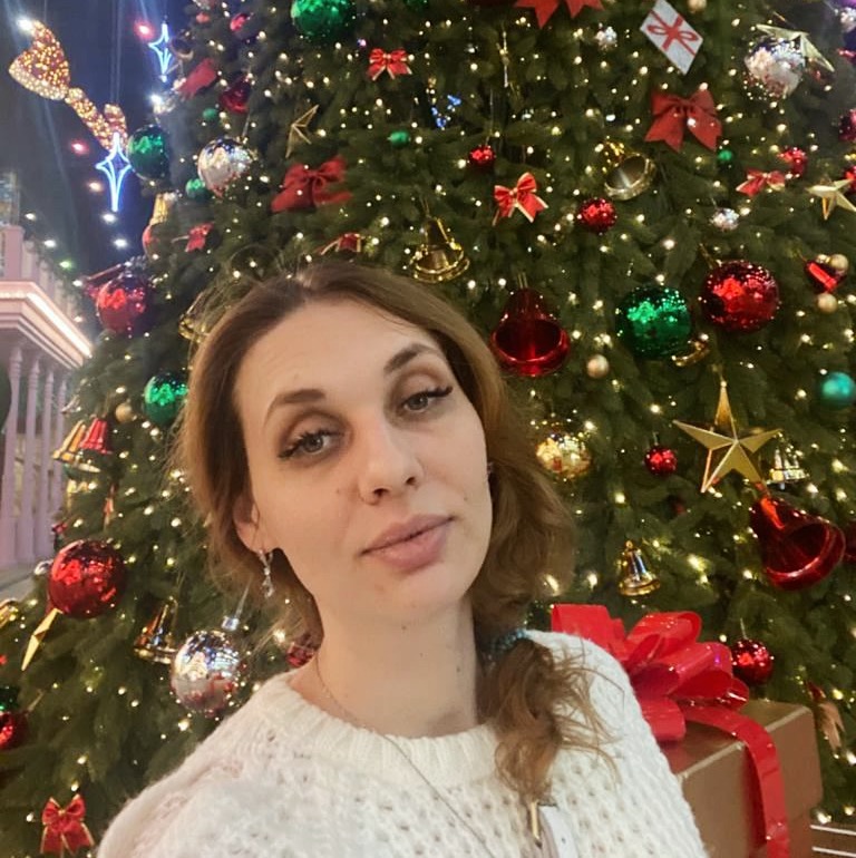 Анастасия Башалай с новогодней елкой