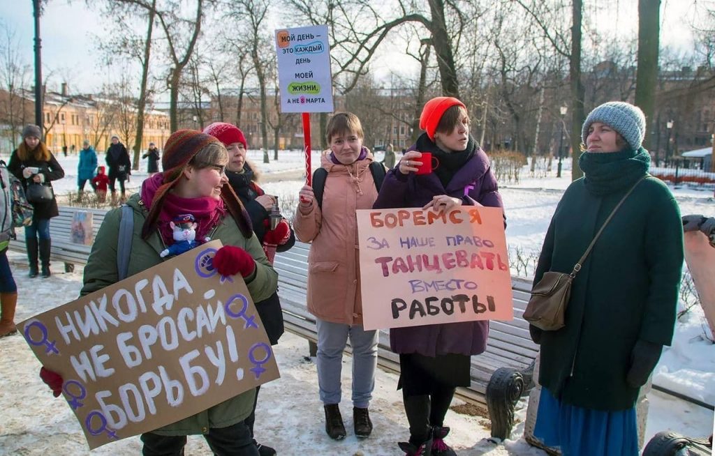 Ася Колсанова на феминистском митинге, она считает, что бояться насилия - нормально