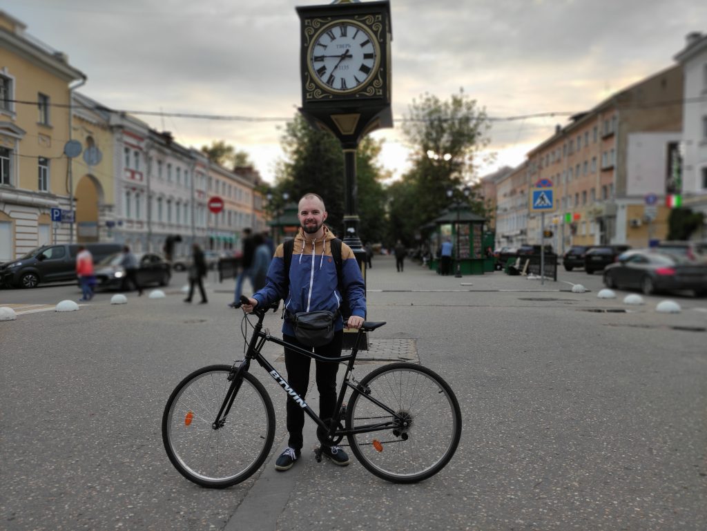 Слабовидящий активист Дмитрий Глюз катается на велосипеде, хотя у него инвалидность по зрению