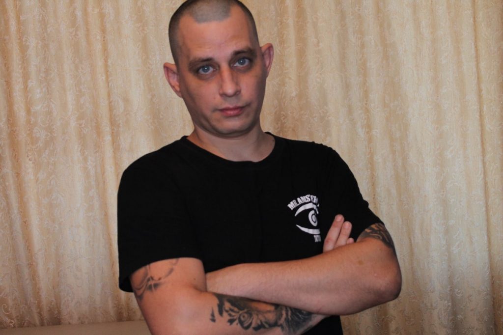 Паша Левша, участник «Перерождения», он перекрывает шрамы татуировками 