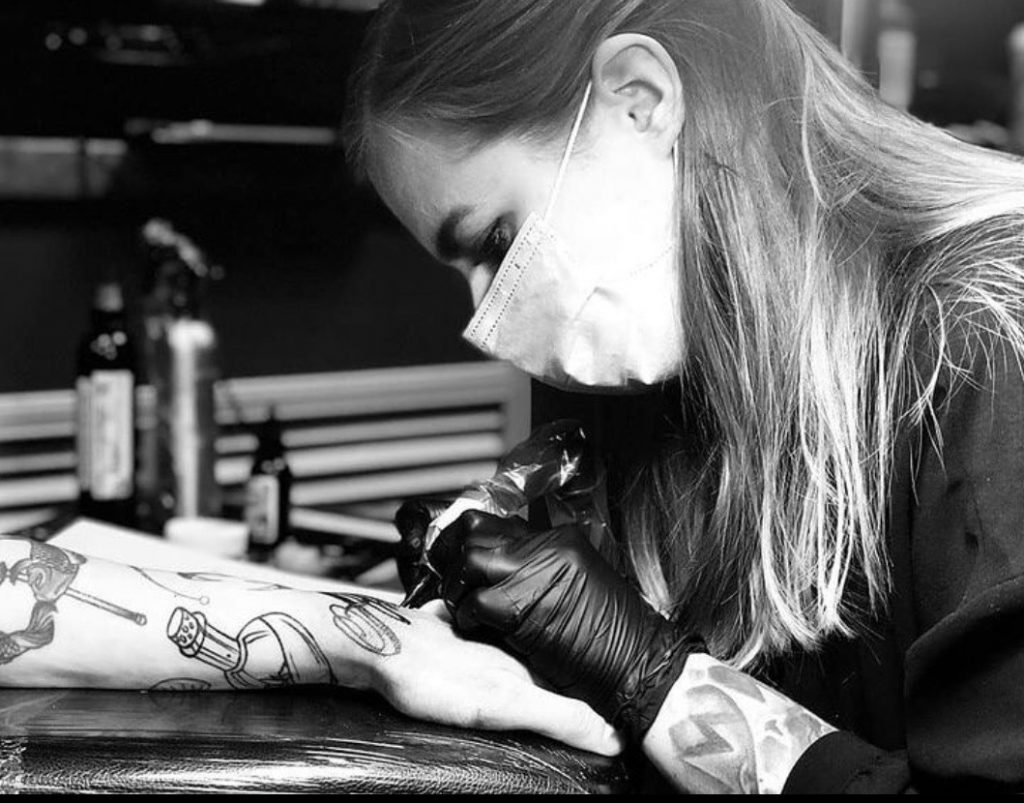 Тая Сайготина, которая работает в проекте «Перерождение» и перекрывает шрамы татуировками для жертв насилия