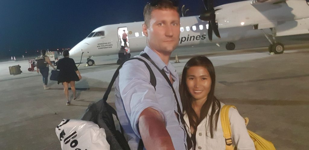 Сергей со своей девушкой на фоне самолета в аэропорту
