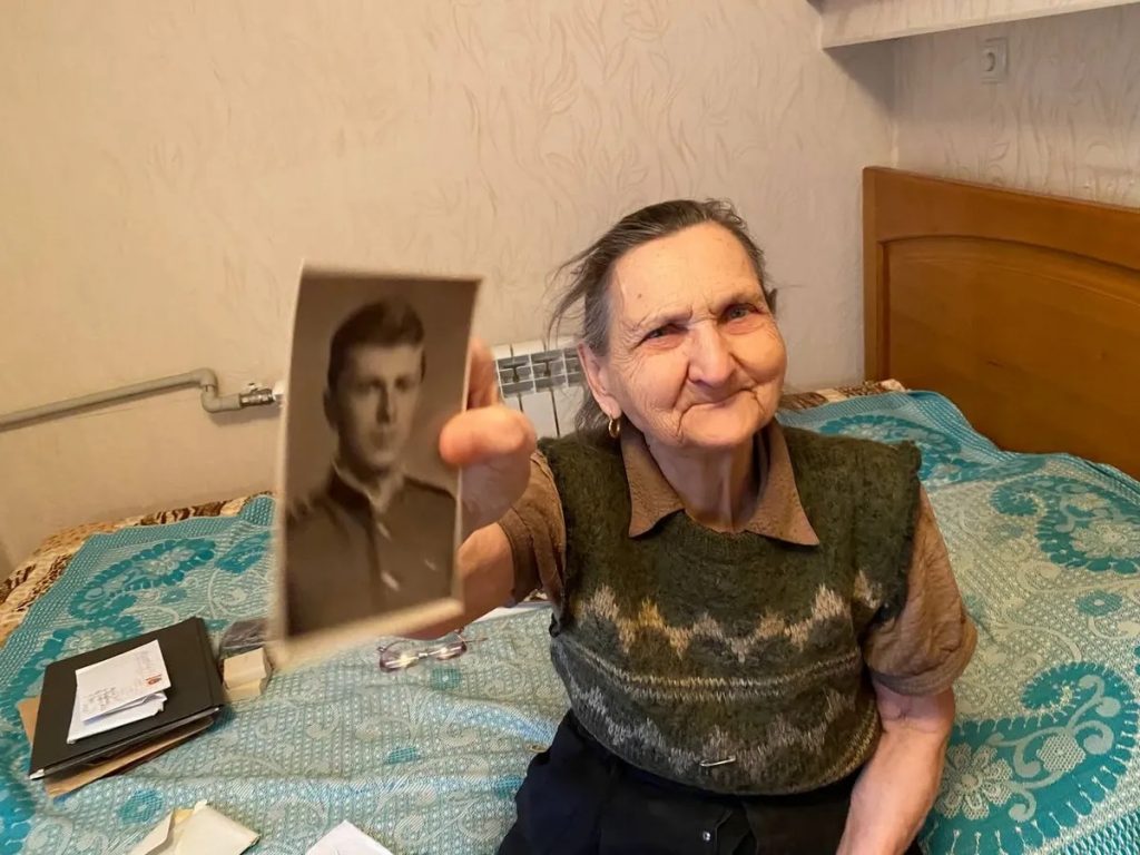 Вера Григорьевна с фотографией мужа. Она отбирает фотографии, которые будет спасать при воздушной тревоге