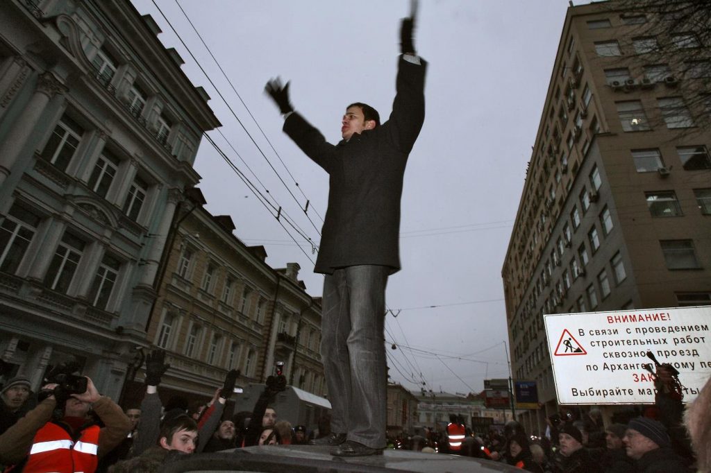 Илья Яшин на крыше машины пытается организовать протестующих на "Марше несогласных" 