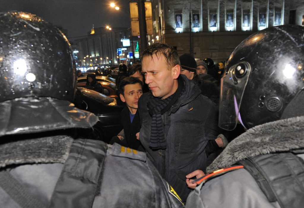 Алексей Навальный, а за спиной у него Илья Яшин, на митинге в Москве