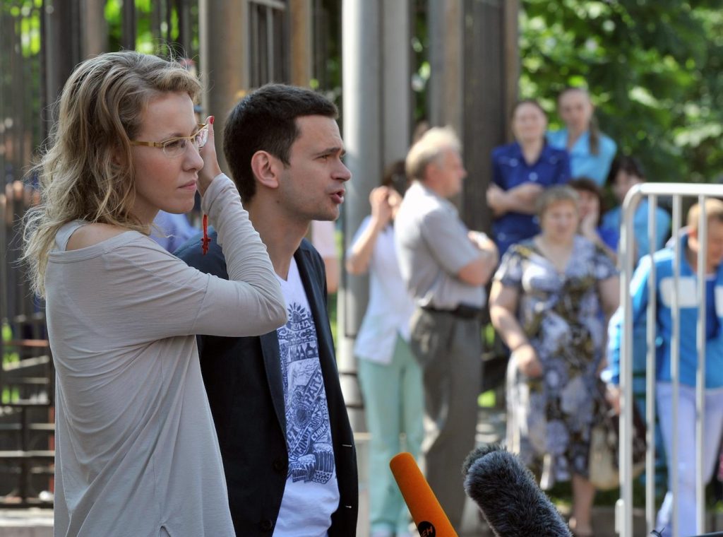 Яшин и Ксения Собчак, его бывшая девушка, выступают перед журналистами