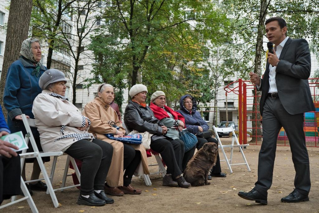 Илья Яшин перед избирателями в Костроме, 2015 год