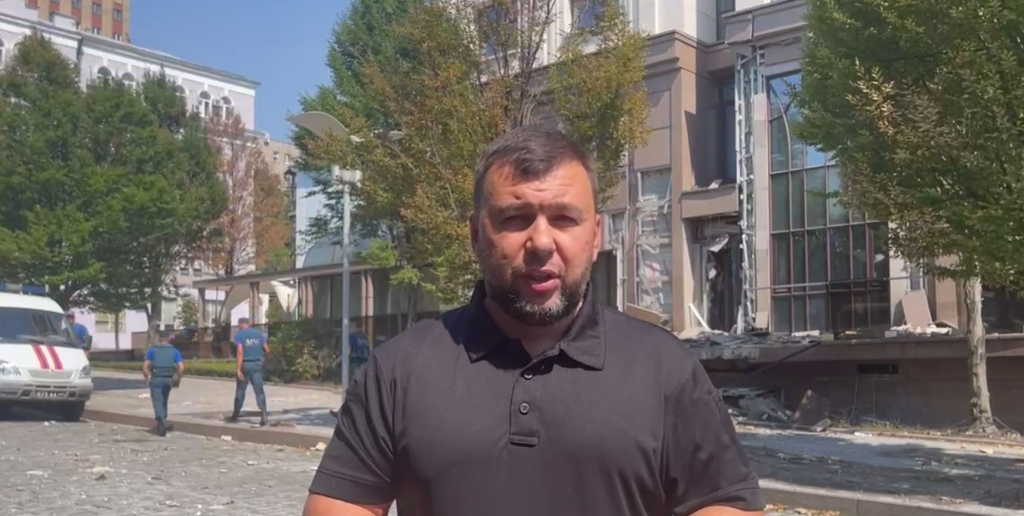 В здание администрации самопровозглашенной ДНР попали несколько снарядов