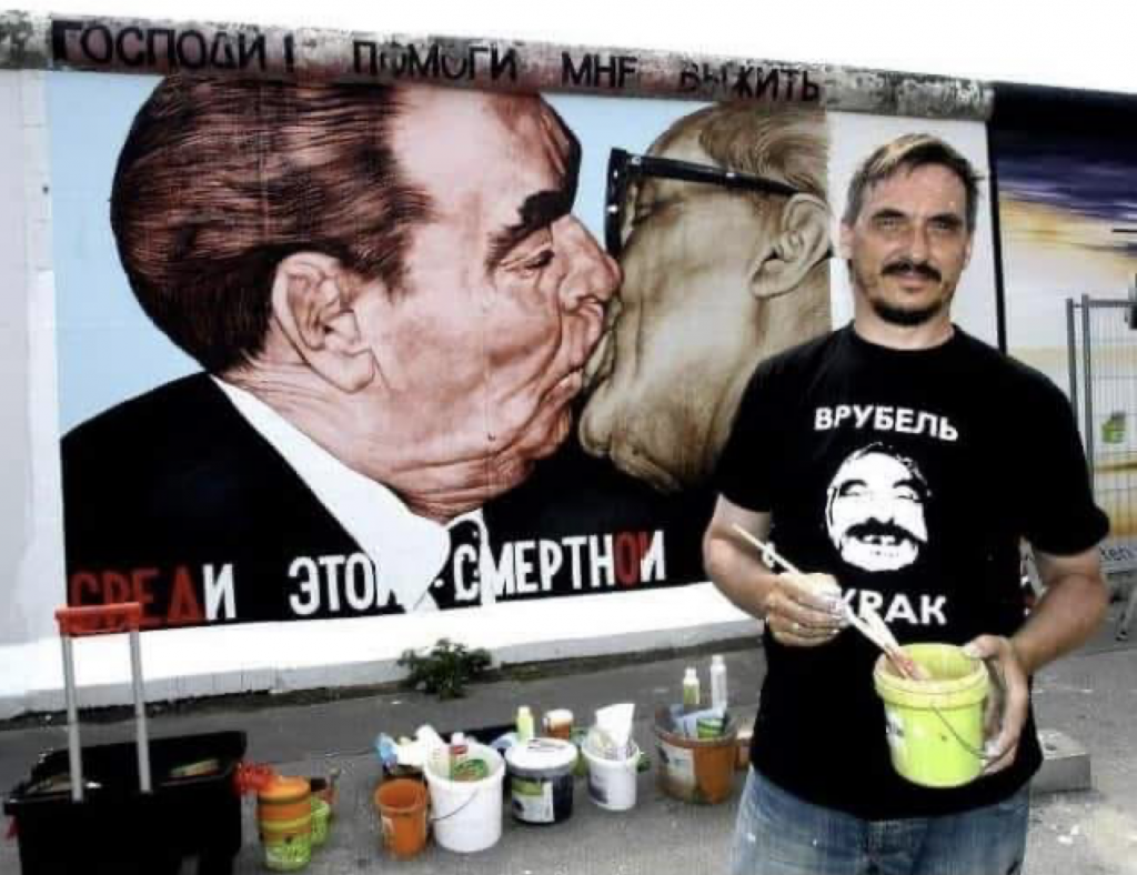 Умер Дмитрий Врубель — автор граффити на Берлинской стене с изображением поцелуя Брежнева и Хонеккера