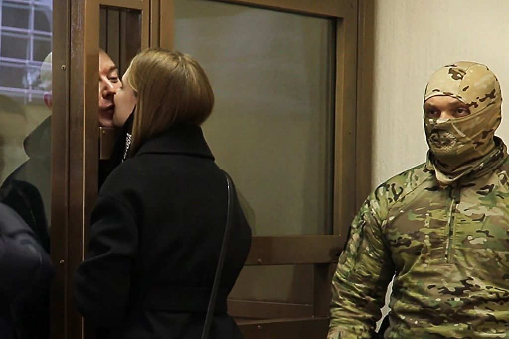 Иван Сафронов и его невеста Ксения Миронова целуют друг друга через стекло «аквариума» для подсудимых; заседание суда 18 марта 2021 года