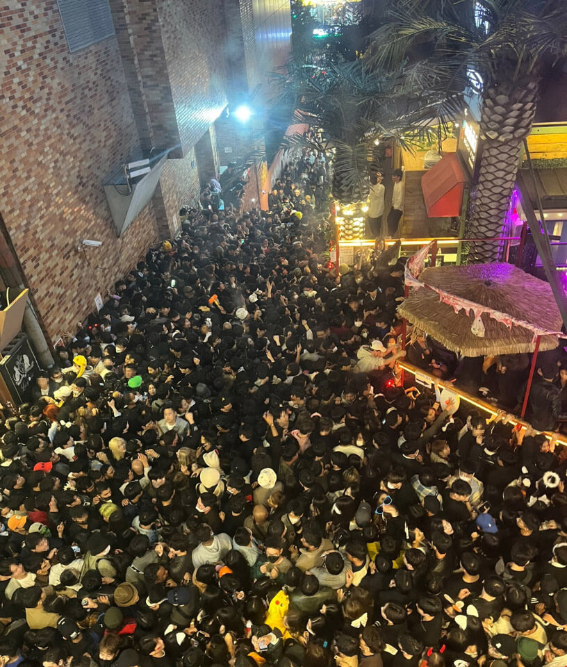 В Сеуле во время Хэллоуина из-за давки погибли более 150 человек. Что случилось?