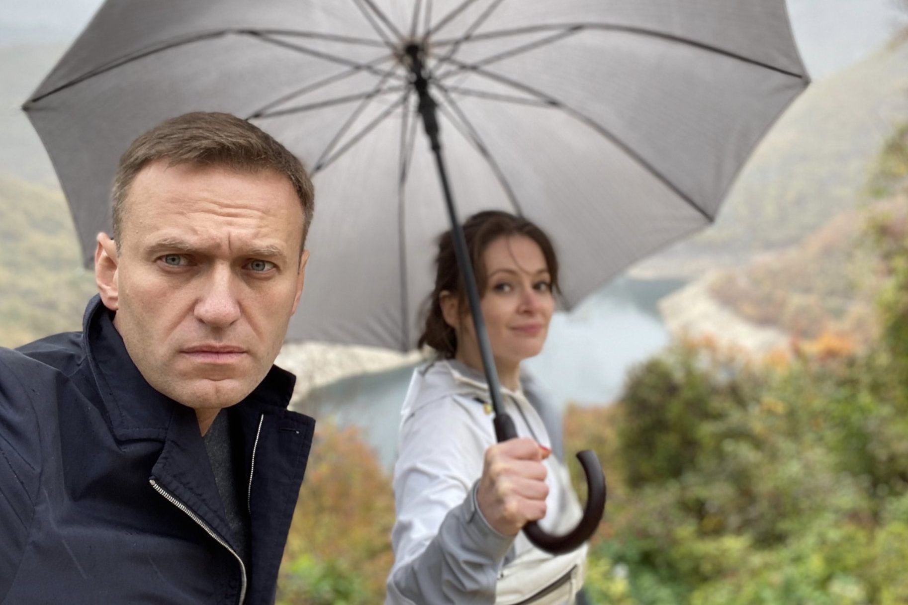 Мария Певчих в расфокусе и Алексей Навальный