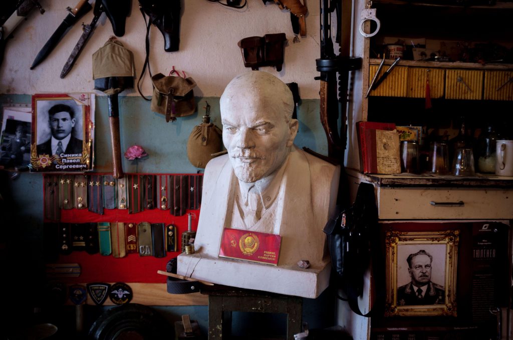 Артефакты советского времени в доме одного из коллекционеров в Приднестровье