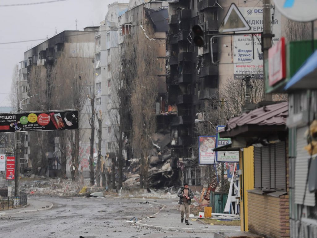 Мужчина идет по улицам разрушенной обстрелами Бородянки, близ города Буча