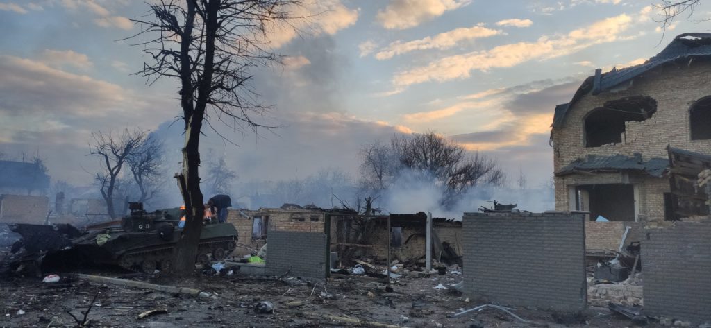 Разрушенные обстрелами российский войск дома в городе Буча
