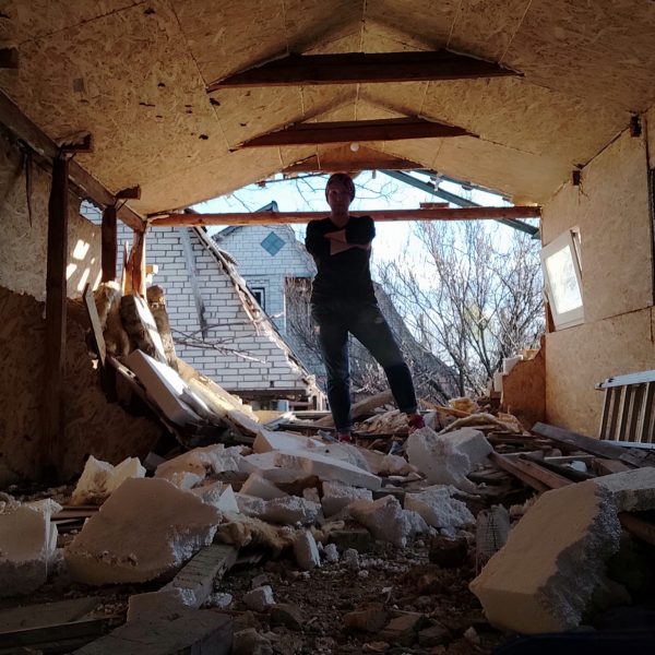 Член семьи Титовых в доме, который они начали реконструировать после вторжения российский войск в город Буча
