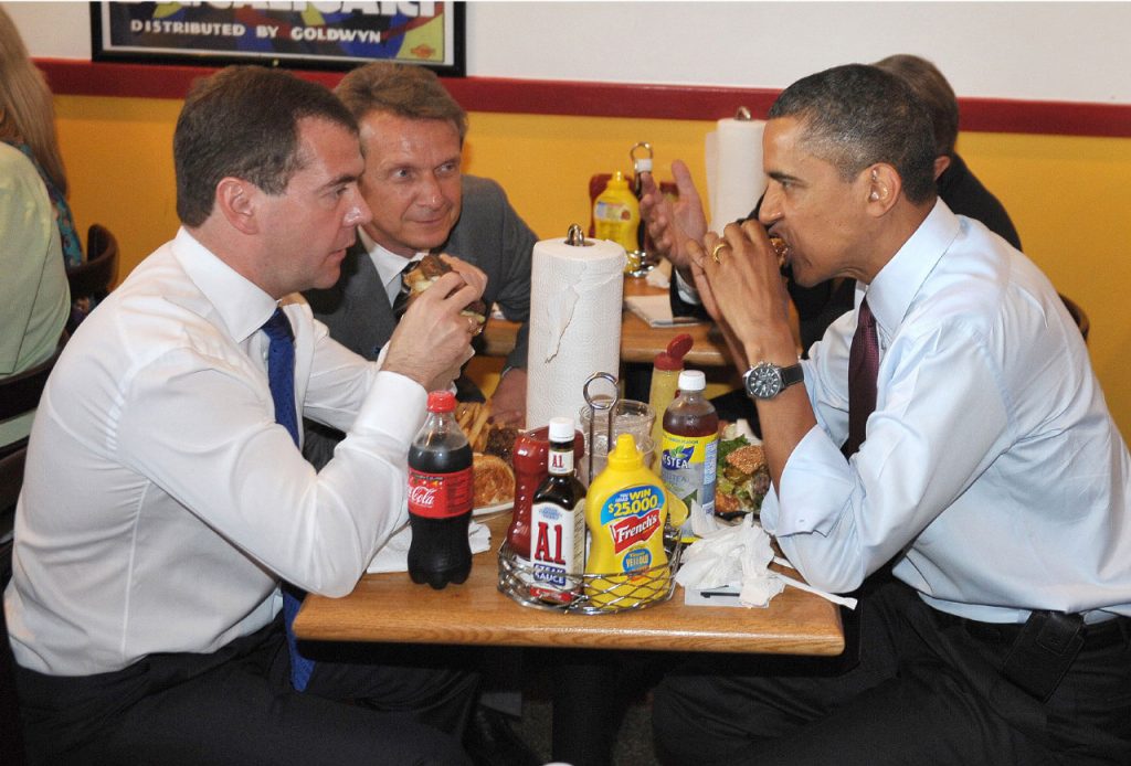 Медведева и Барак Обама кушают в любимой закусочной экс-президента 