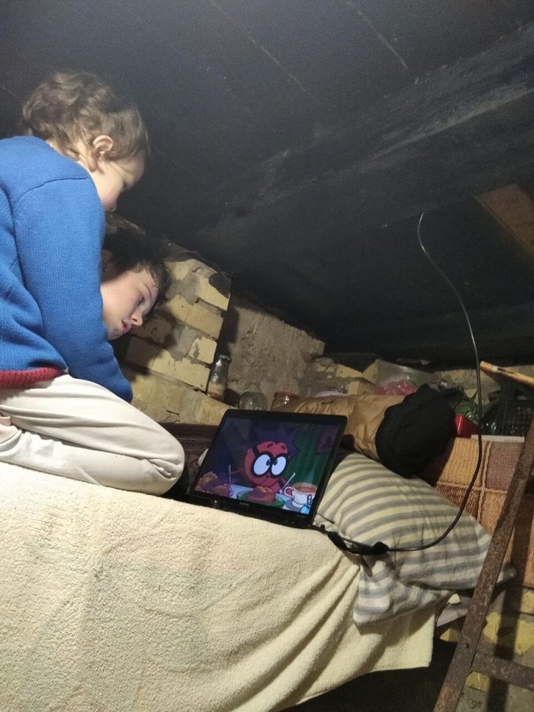 Дети смотря мультики на ноутбуке в подвале дома Титовых, также рядом с городом Буча