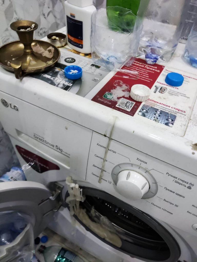 Грязная стиральная машинка, оставленная такой российскими войсками, в квартире Деркач в городе Буча