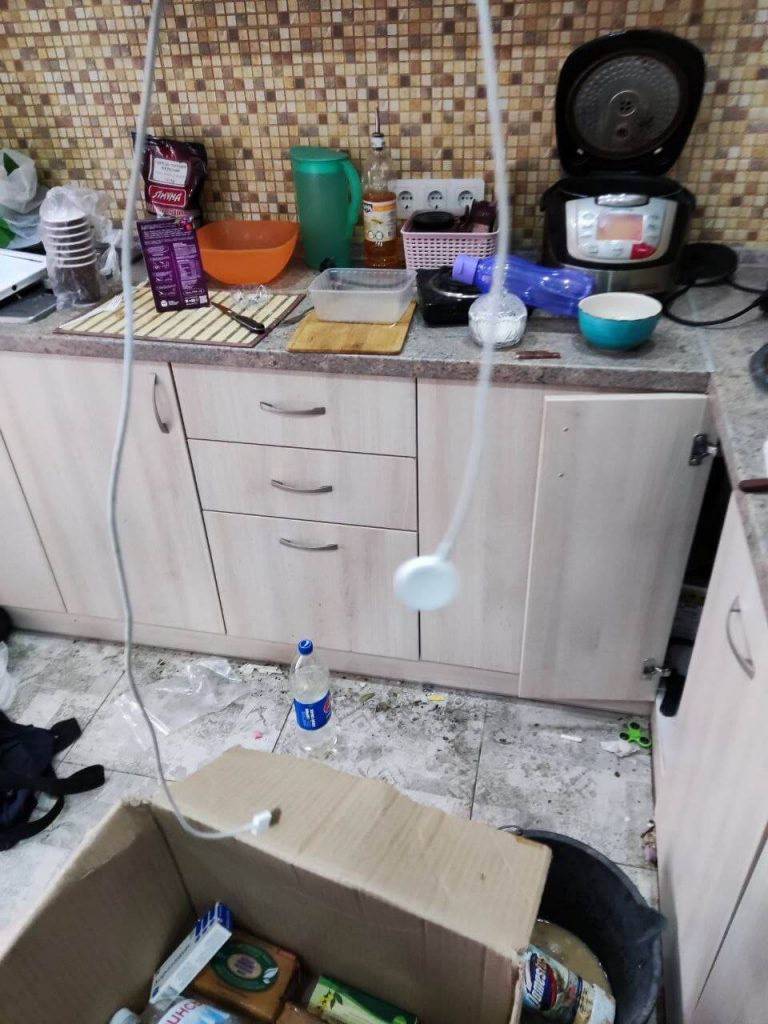 Кухня Анастасии Деркач после вторжения российский войск в городе Буча