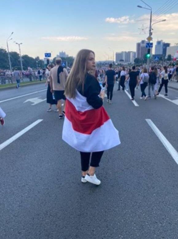 В Беларуси задержали девушку за фото в Tinder с бело-красно-белым флагом. На нее завели уголовное дело