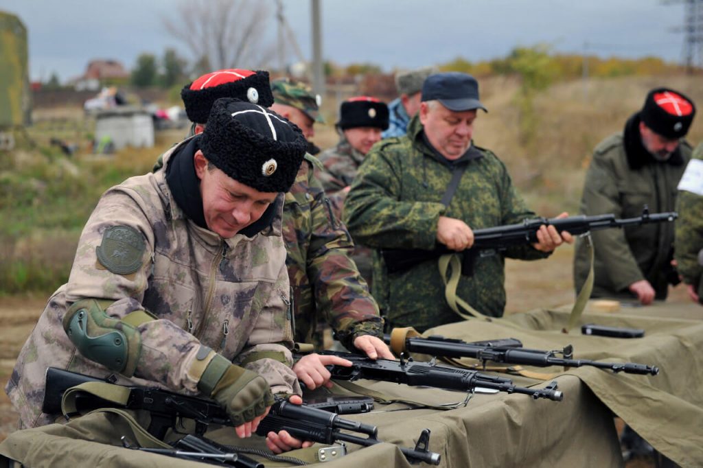 Казаки тренируются собирать и разбирать автомат Калашникова перед отправкой на войну с Украиной