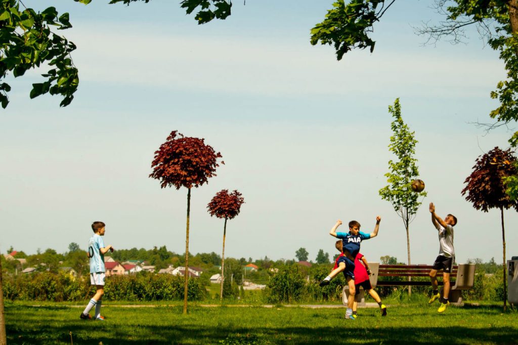 Дети играют в парке города Буча до начала войны