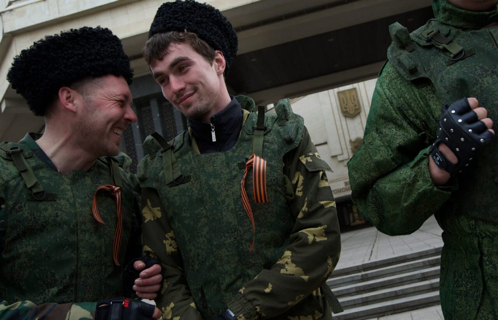 Российские казаки охраняют здание парламента в Симферополе в (тогда еще не аннексированном) Крыму, 6 марта 2014 года