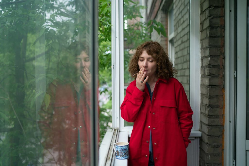 Анна Старобинец курит на балконе