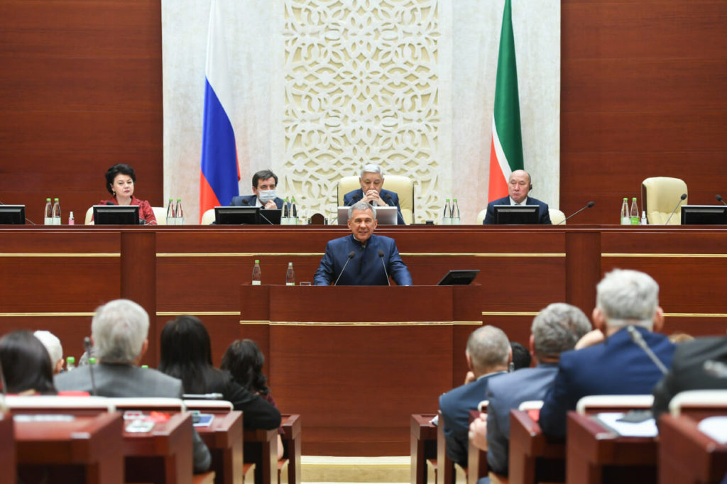 Татарстан, заседание Госсовета, Минниханов у трибуны