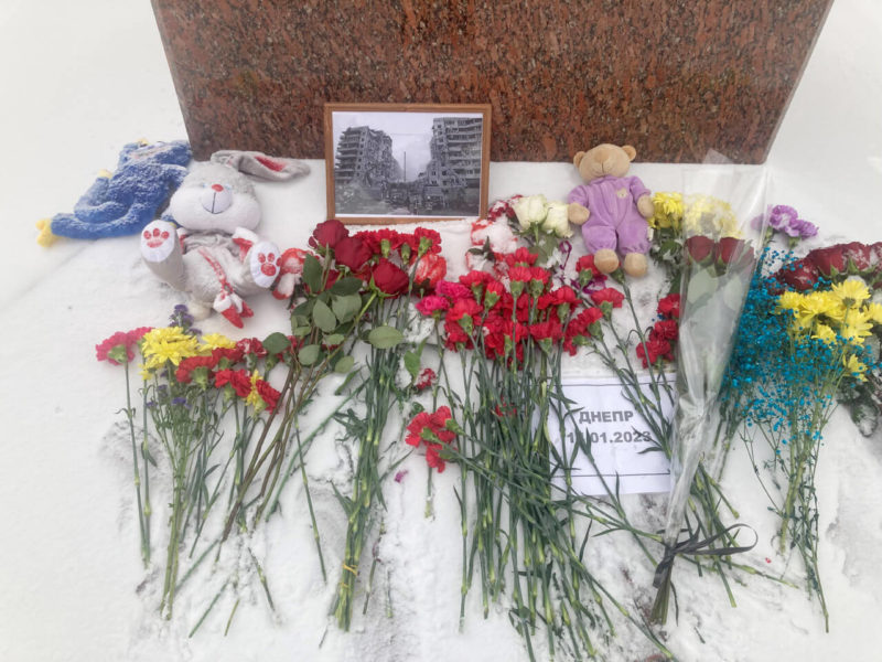 Москвичи четвертый день несут цветы в память о погибших в Днепре к мемориалу в центре города