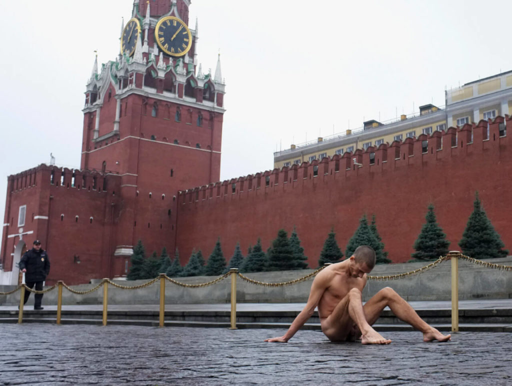 Петр Павленский прибил свои яйца к брусчатке на Красной площади