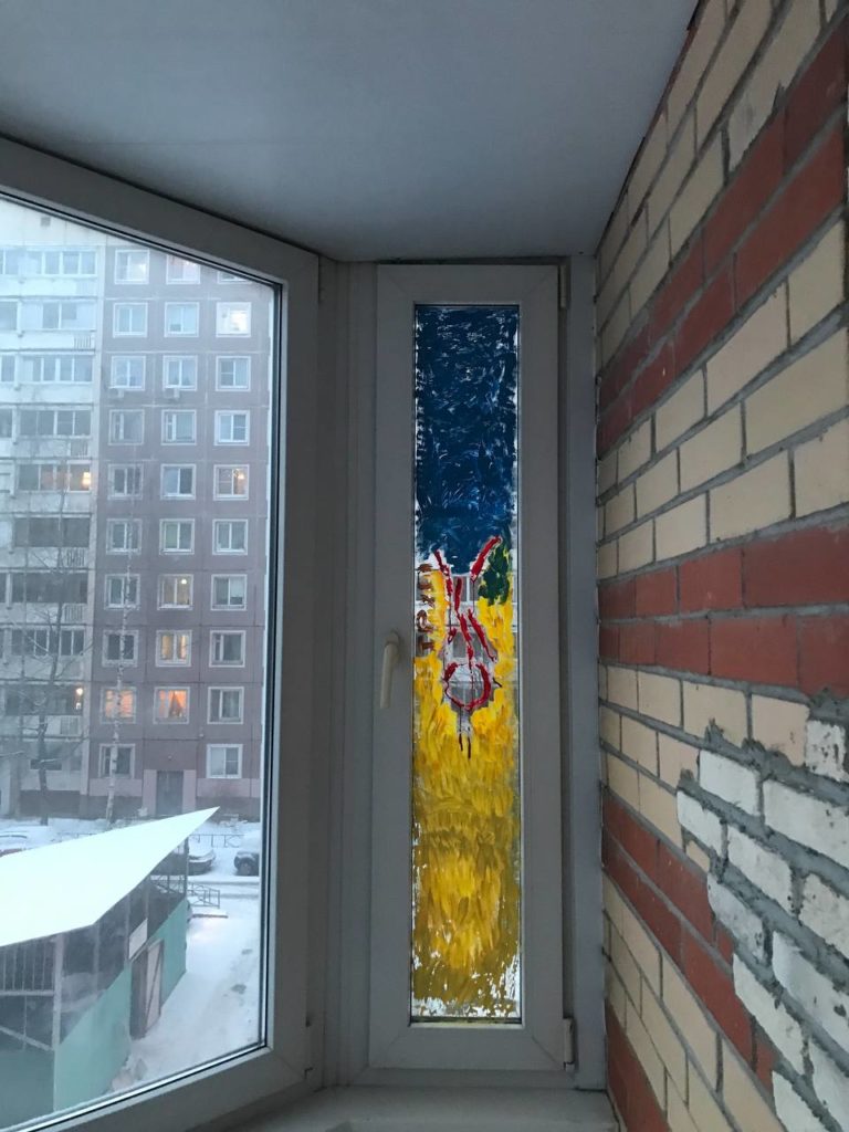 Силовики заставили семью петербуржцев смыть с окна нарисованный на стекле флаг Украины