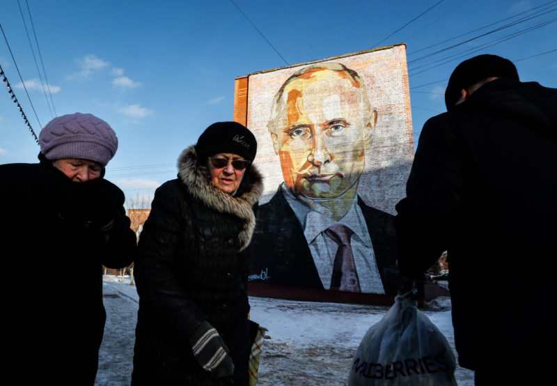 Иллюстрация. Старшее поколение на фоне рисунка Путина. Как убедить родителей не поддерживать войну?