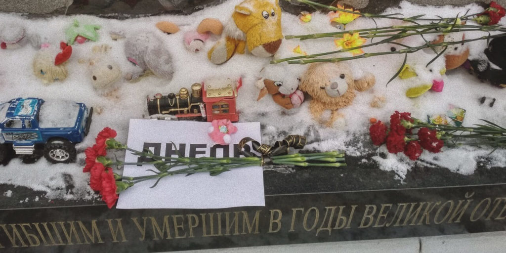 Цветочный протест. Стихийный мемориал на Князь-Владимирском кладбище во Владимире, к нему возложены гвоздики и детские игрушки