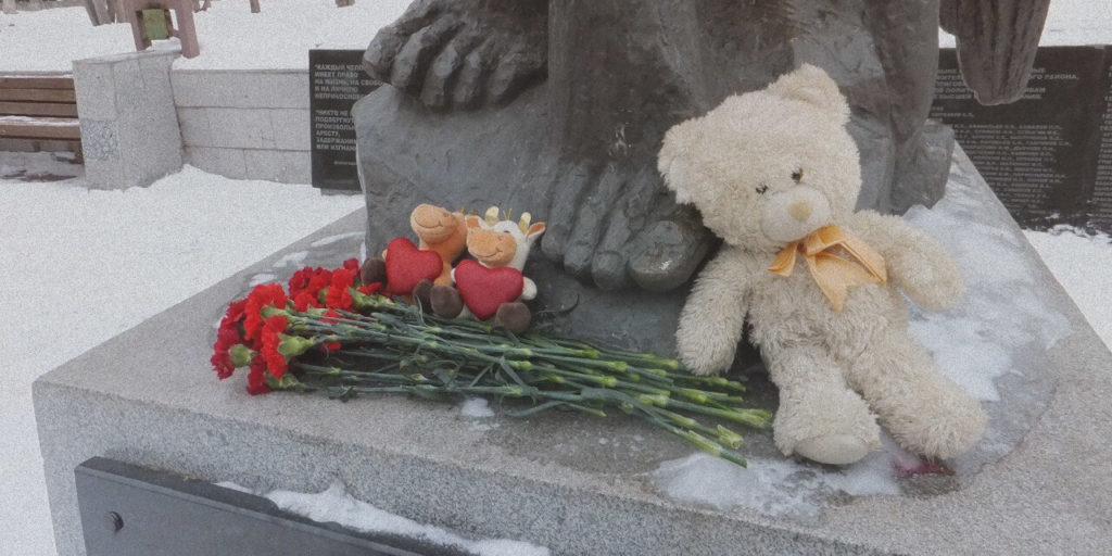 Цветочный протест. Возложенные цветы памяти жертв политических репрессий в Тольятти