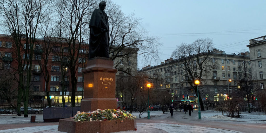 Цветочный протест. Стихийный мемориал в память о жертвах падения ракеты в Днепре в Санкт-Петербурге