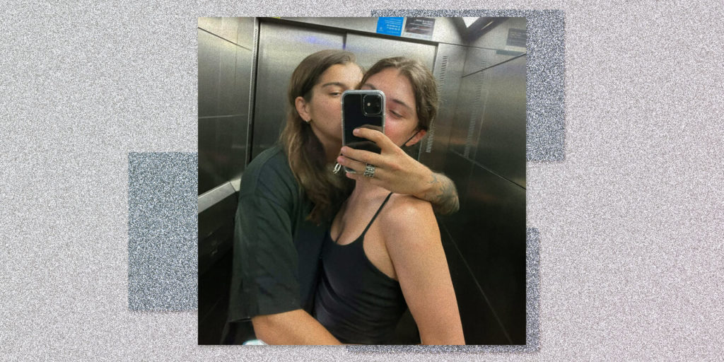 Надежда Карпова с девушкой в лифте после каминг-аута