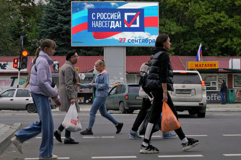 Россия уже год пытается поглотить оккупированные территории: раздает паспорта и сим-карты, отнимает бизнесы, вводит рубль