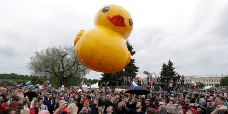 Большая резиновая утка на акции протеста в Санкт-Петербурге