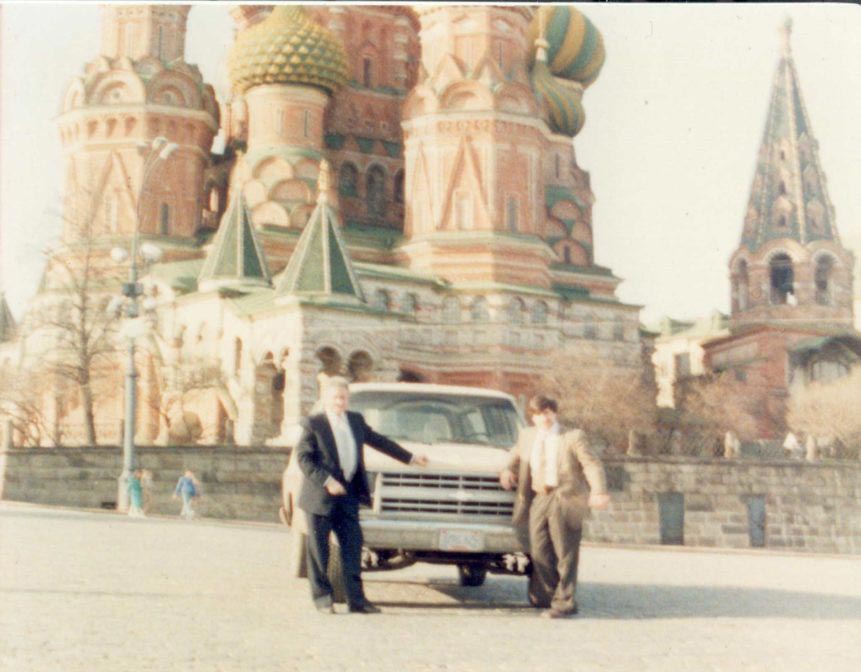 Справа: Хэммонд и Соловьев со своей новой машиной на Красной площади.